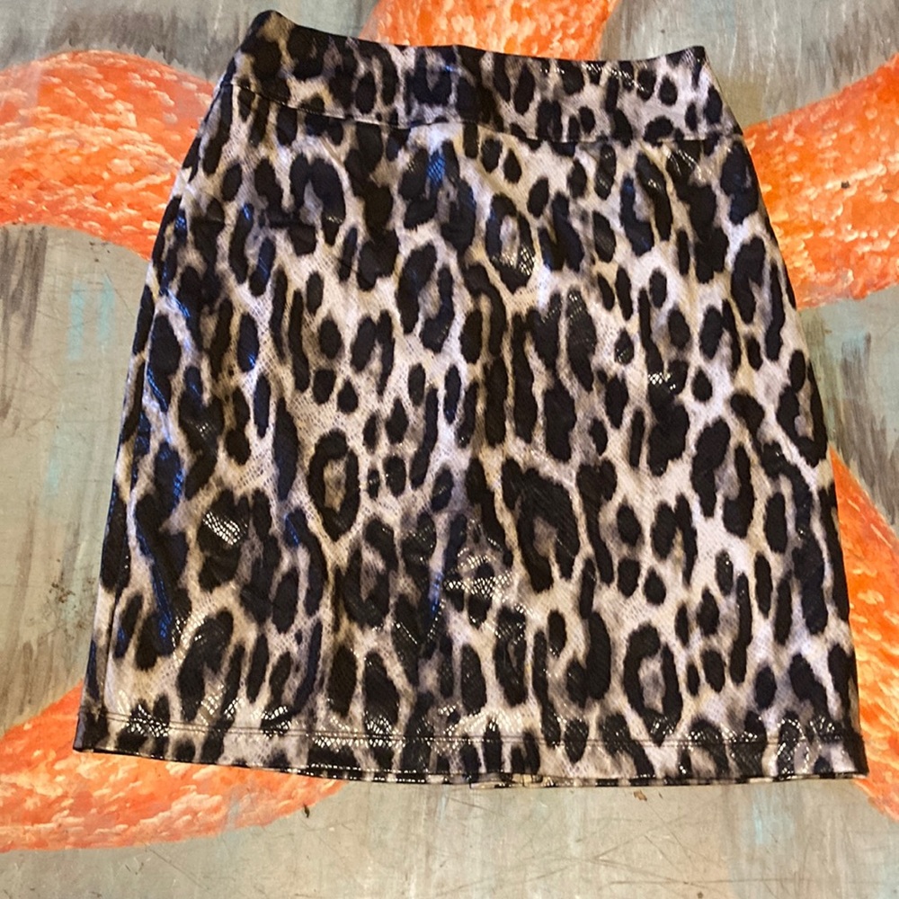 Travelers skirt cheetah !